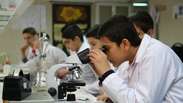 آزمایشگاه فیزیک و شیمی و زیست شناسی